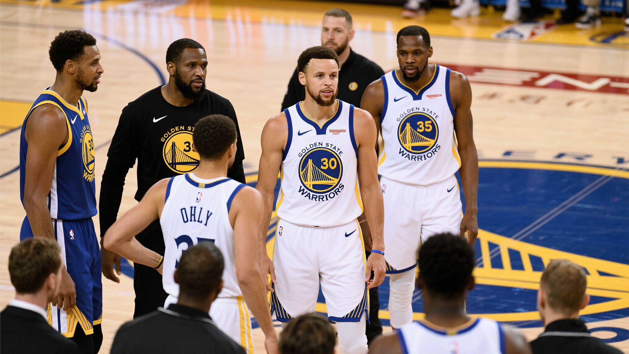 外线手感冰冷，华侨连续错失三分良机，仍未开张